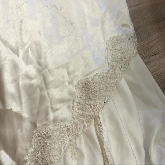 Vintage Alfred Angelo Collection Wedding Dress with long beaded Train size small - Picture 17 of 17